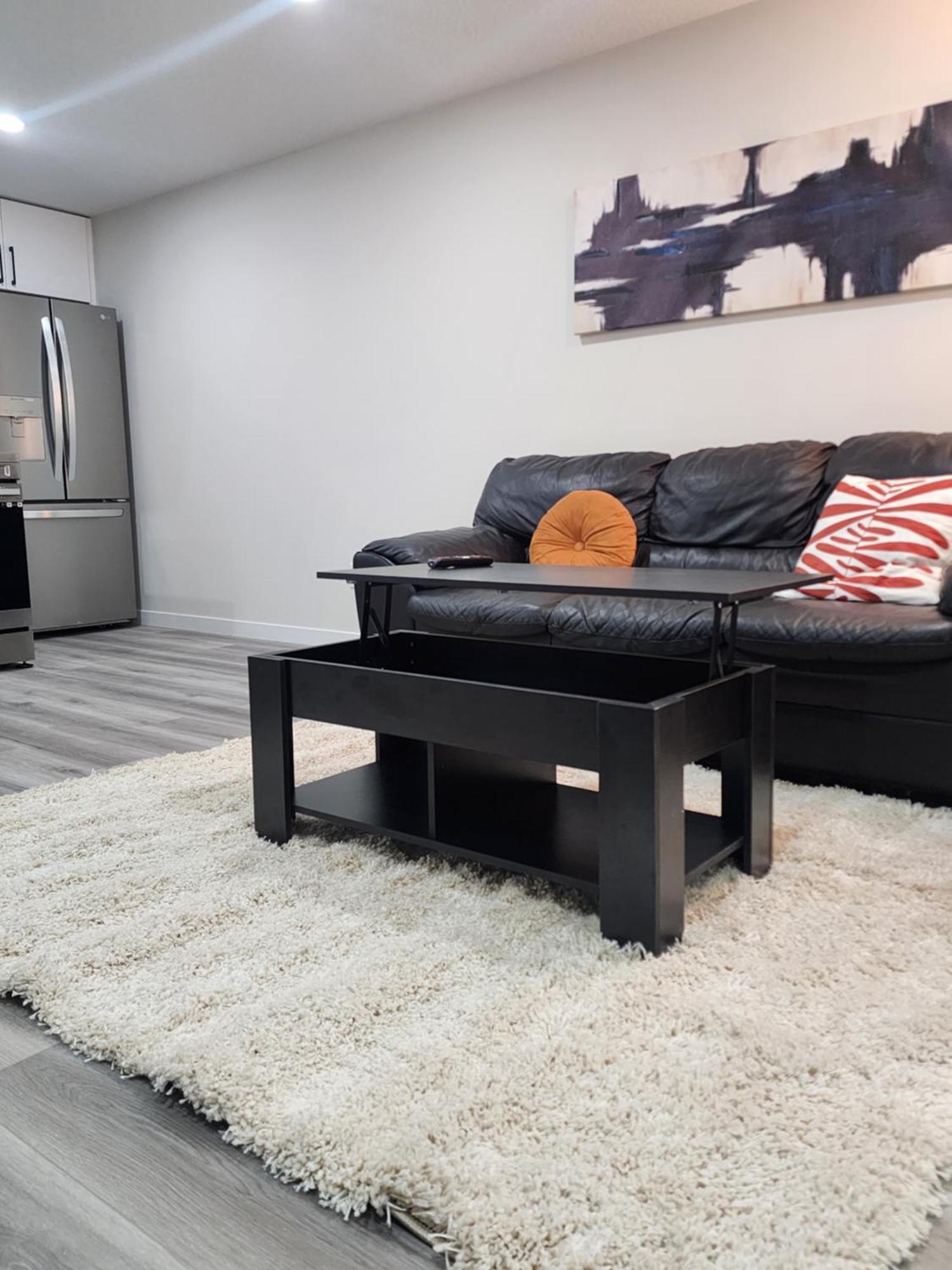 Апартаменты Trendy 2-Bed Oasis Awaits! Калгари Экстерьер фото